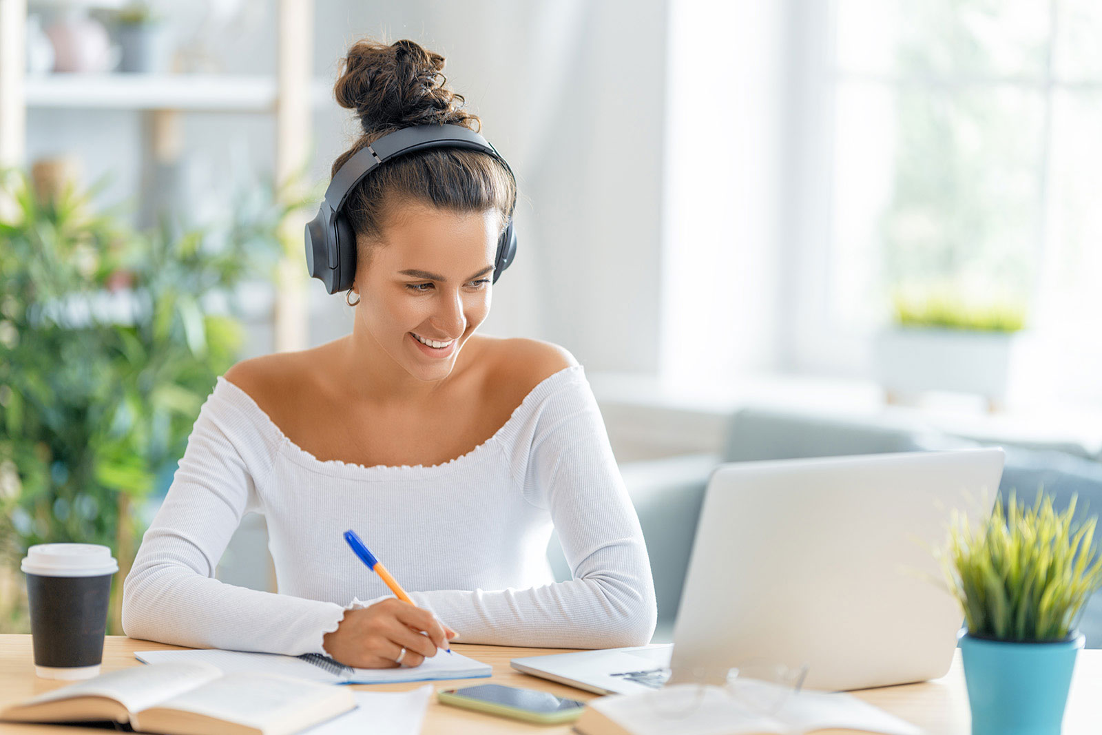 Schülerin beim flexiblen Online-Lernen mit Kopfhörern