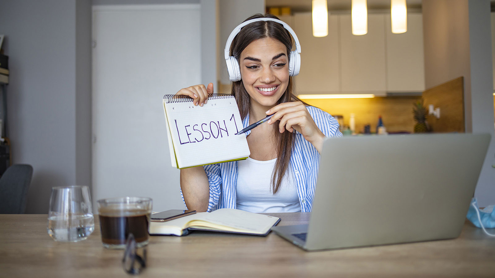 Schülerin im Online-Unterricht am Laptop